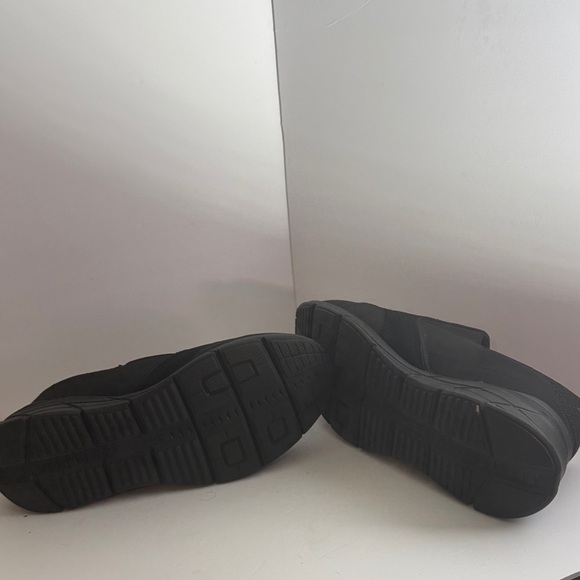 Skechers Men's Black Mesh Slip-Ons - Picture 5 of 6